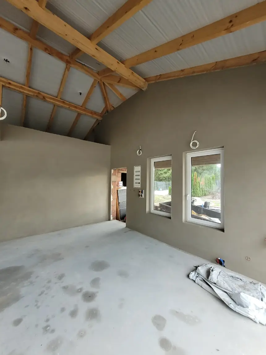 Zrealizowany projekt - wytynkowane pomieszczenie przy wyjściu z budynku