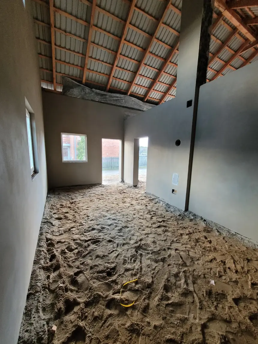 Zrealizowany projekt - wytynkowane pomieszczenie z blaszanym dachem