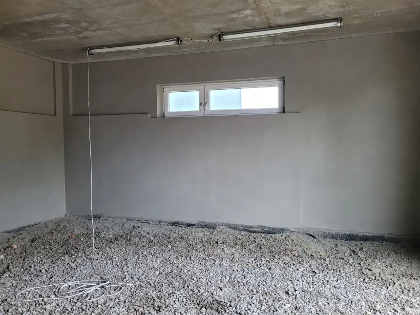 Zrealizowany projekt - wytynkowane pomieszczenie z lampami na suficie