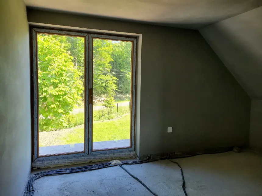 Zrealizowany projekt - wytynkowane pomieszczenie z dużym oknem