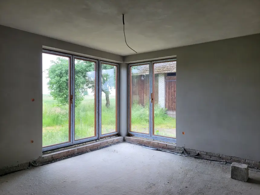 Zrealizowany projekt - wytynkowane pomieszczenie z oknami balkonowymi